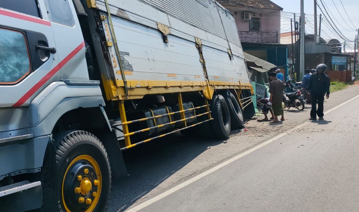 Kondisi truk usai melinas pemotor dan pengemudi mobil serta berhenti setelah menabrak warung (Foto / Metro TV)