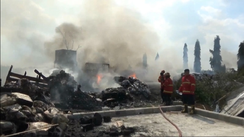 Petugas mencoba memadamkan api di gudang bibit pertanian, Nganjuk (Foto / Metro TV)