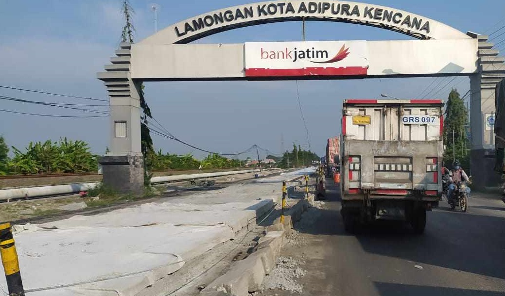 Polisi menerapkan contraflow di Jalan Lamongan-Gresik (Foto / Metro TV)