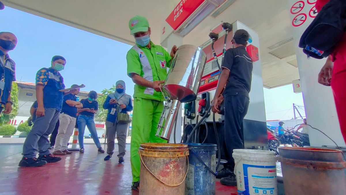 Sebanyak 6 SPBU dilakukan tera ulang oleh Dinas Koperasi, UKM, Perindustrian dan Perdagangan (Diskopukmperindag) Kota Mojokerto (Foto / Metro TV)