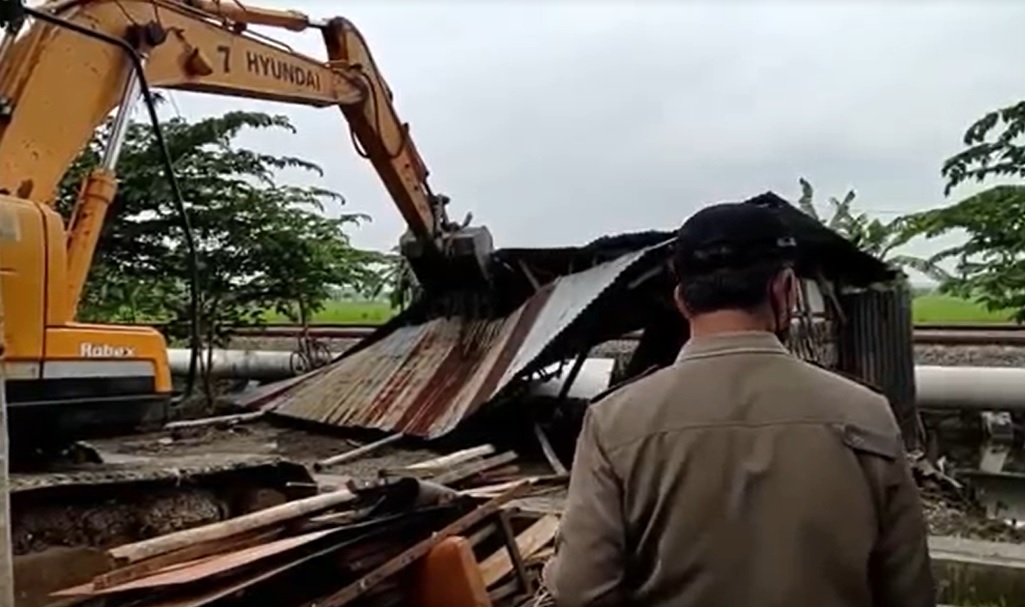 Belasan lapak dan warung di sepanjang jalan Pantura Lamongan dirobohkan/metrotv