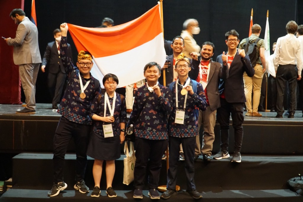Siswa Indonesia peraih medali dan tim pendamping. DOK Kemendikbudristek
