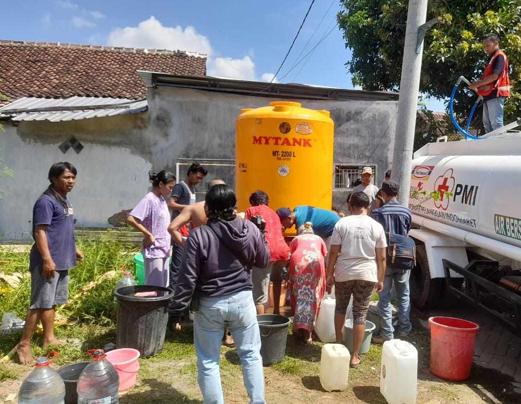 Warga antre mendapatkan jatah air bersih (Foto / Metro TV)