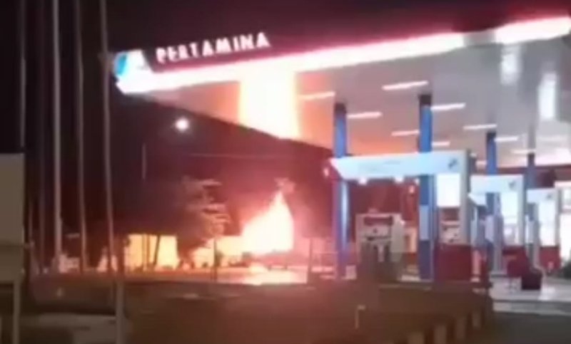 Potongan layar pikap terbakar di SPBU Lamongan (Foto / Metro TV)