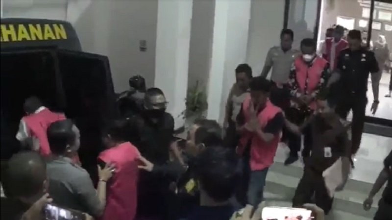 6 tersangka korupsi di DLH Situbondo ditahan (Foto / Metro TV)