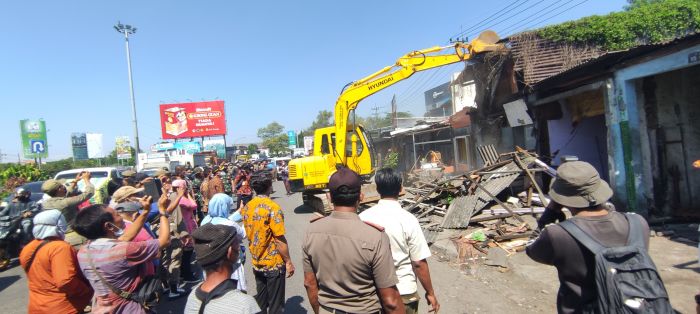 Pembongkaran lapak pedagang di Bundaran Aloha, Sidoarjo, Jawa Timur/MI