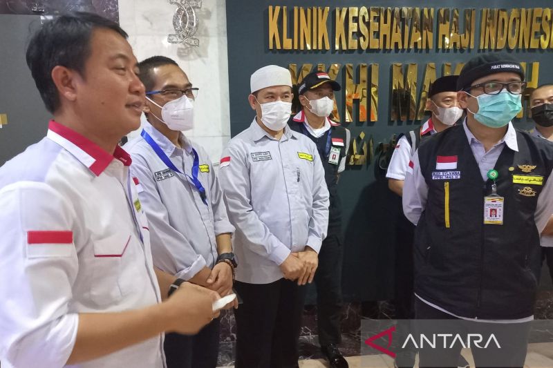 Kepala Pusat Kesehatan Haji Budi Sylvana (kanan) di Mekkah, Jumat (22/7/2022). ANTARA/Desi Purnamawati.