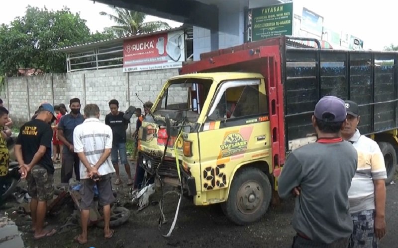 Kondisi truk usai menabrak gapura yang digunakan korban untuk berteduh saat hujan (Foto / Metro TV)