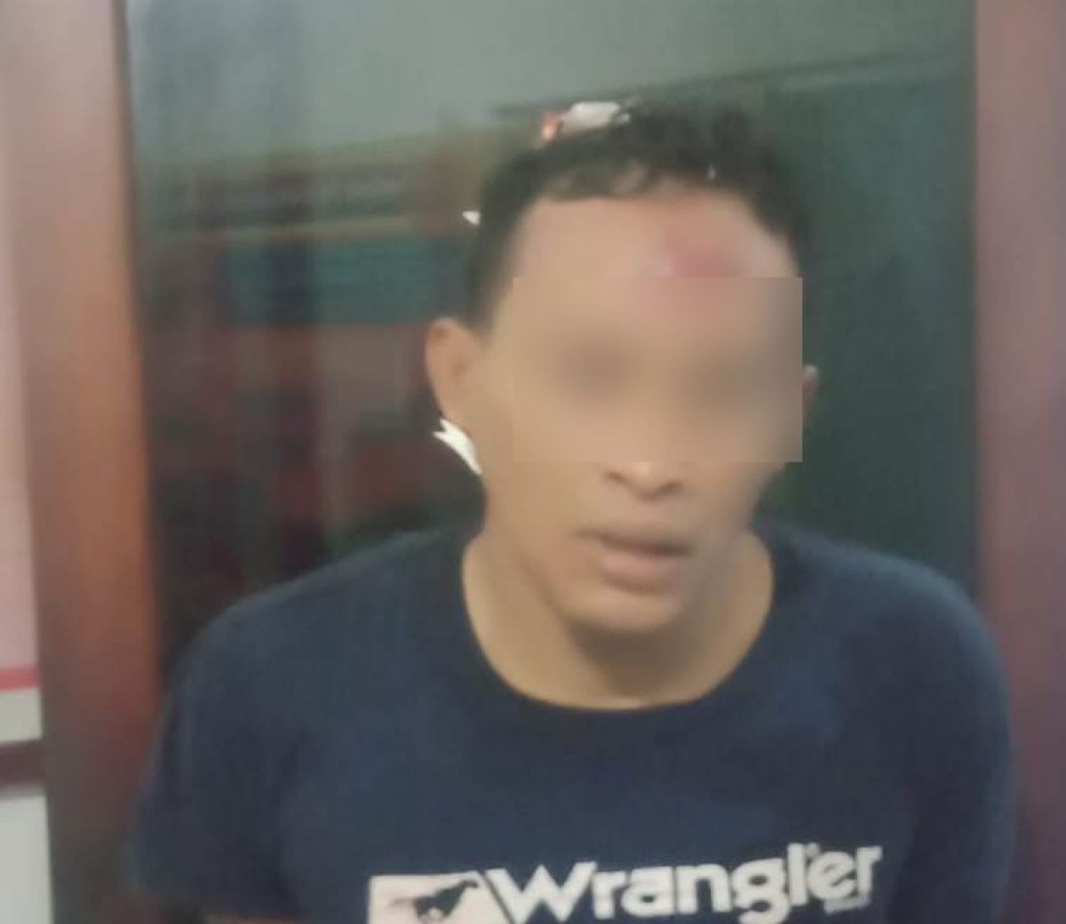 Hendrik Yudistiro diamankan polisi usai bonyok dihajar warga (Foto / Metro TV)