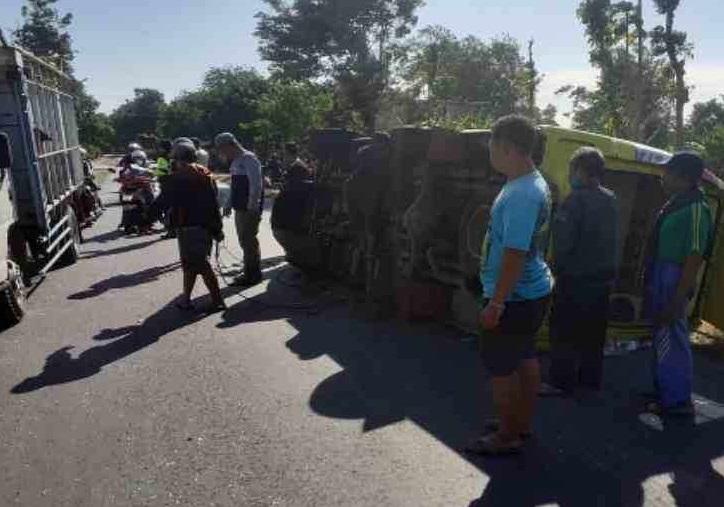 Kondisi elf hajatan yang terbalik di Magetan (Foto / Metro Tv)