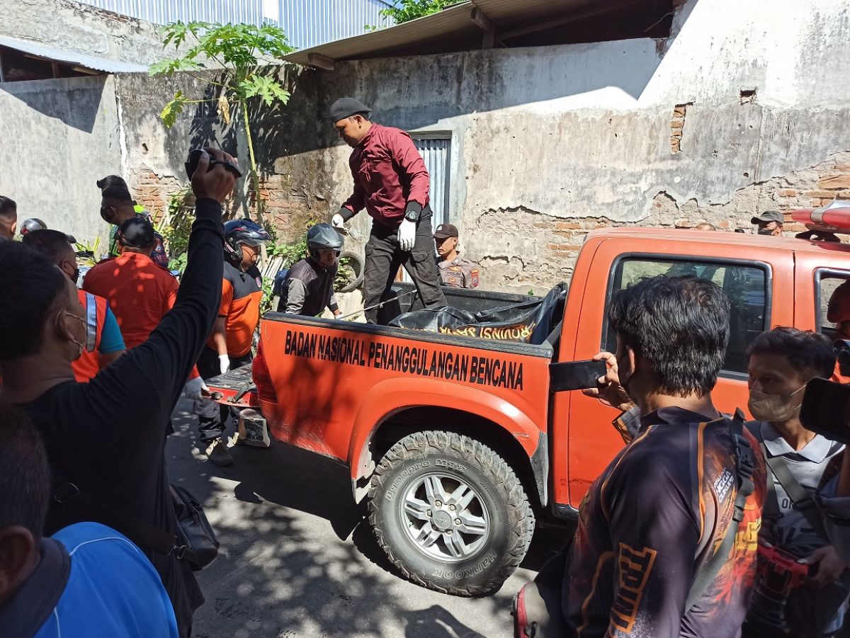 Evakuasi korban kebakaran di Ponorogo (Foto / Metro TV)