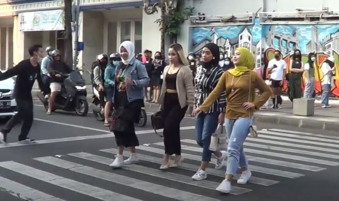 Sejumlah remaja berjalan catwalk di Jalan Tunjungan, Surabaya (Foto / Metro TV)