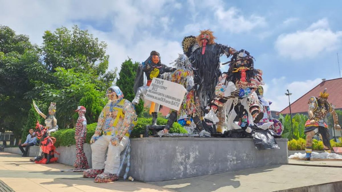 Ratusan patung sampah berdiri di Jalan Panglima Sudirman, Batu (Foto / Metro TV) 