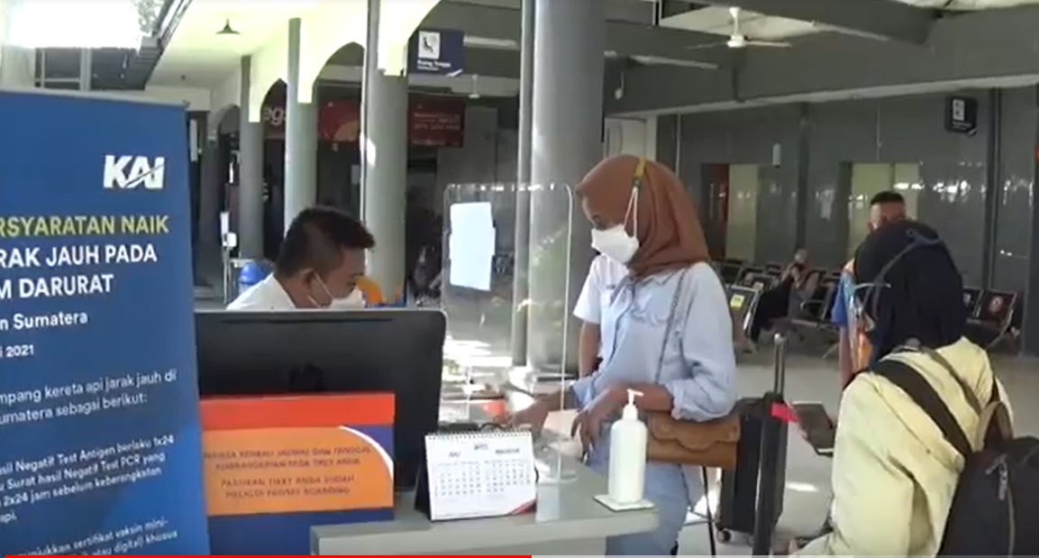 Petugas Stasiun Gubeng memeriksa kelengkapan vaksin  para calon penumpang/metrotv
