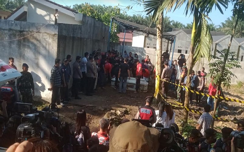 Proses penggalian peti jenazah Brigadir J di  TPU Sungai Bahar Unit 1, Kabupaten Muaro Jambi, Provinsi Jambi (Foto / Metro TV)