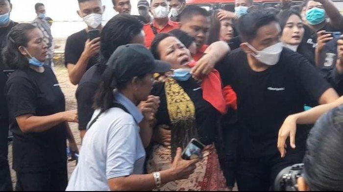 Tangis ibunda Brigadir Nofriansyah Yosua Hutabarat atau Brigadir J, Rosti Simanjutak pecah saat peti jenazah anaknya dibongkar (Foto / Metro TV)