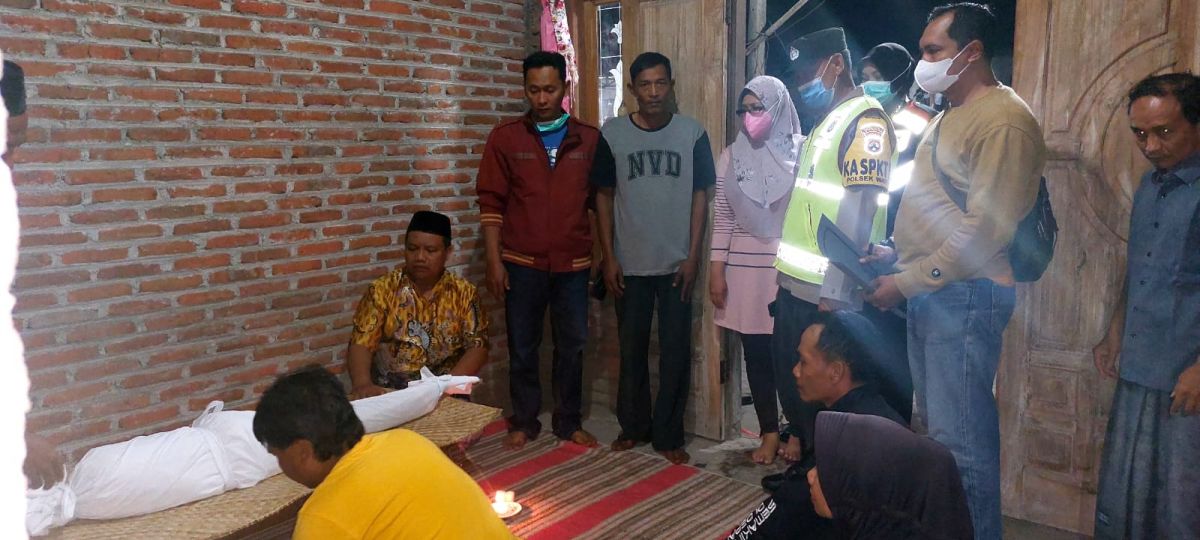 Proses pemakaman balita di Kediri yang tewas di lubang pembuangan limbah (Foto / Istimewa)