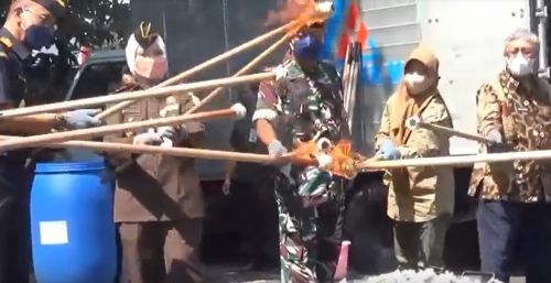 Pemusnahan rokok ilegal di Halaman Bea Cukai Malang/metrotv