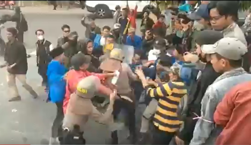Kericuhan mewarnai aksi demonstrasi mahasiswa di depan Gedung DPRD Kabupaten Probolinggo/metrotv 