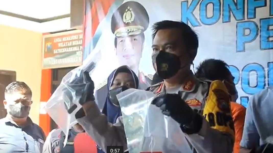 Kapolres Bangkalan, AKBP Wiwit Ari Wibisono menunjukkan barang bukti senjata api rakitan/metrotv