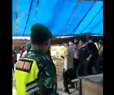 Oknum anggota Brimob diamankan petugas gabungan di arena judi sabung ayam/metrotv