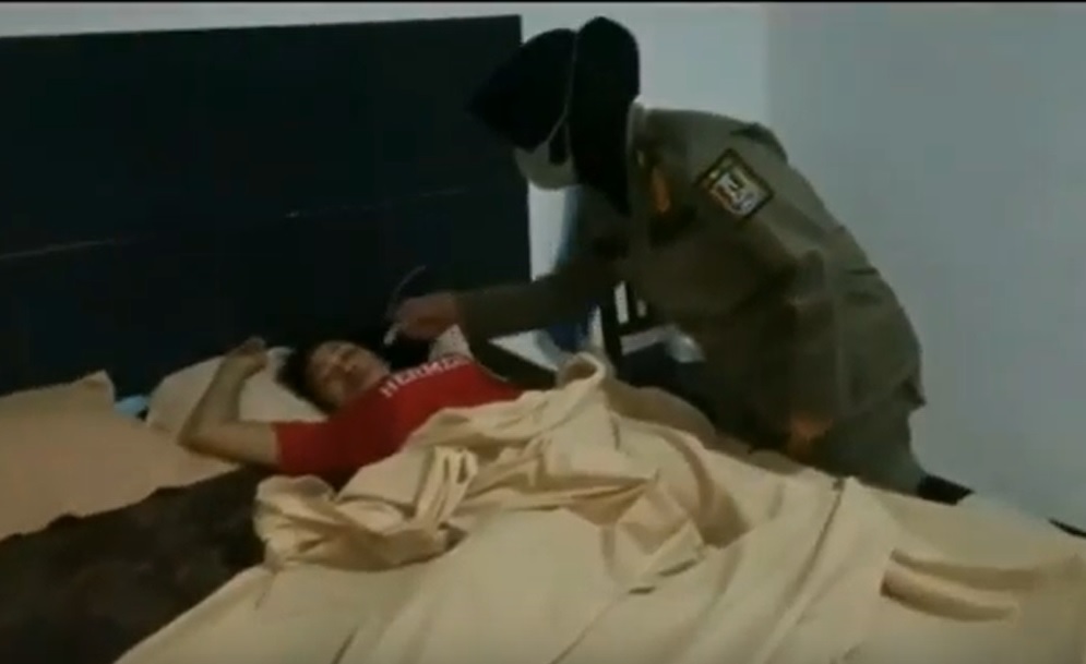 Petugas Satpol PP mendatangi wanita yang pura-pura tidur pulas dalam kamar hotel/metroTV