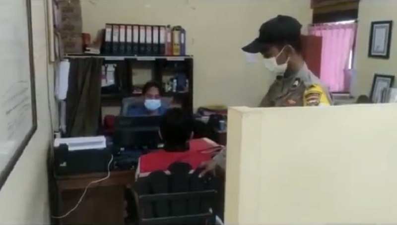 Taufik menjalani pemeriksaan usai melakukan pencurian di warung makan milik mantan majikannya (Foto / Metro TV)