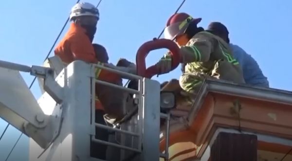 Warga Jombang Tersengat Listrik Tegangan Tinggi, Evakuasi Dramatis!