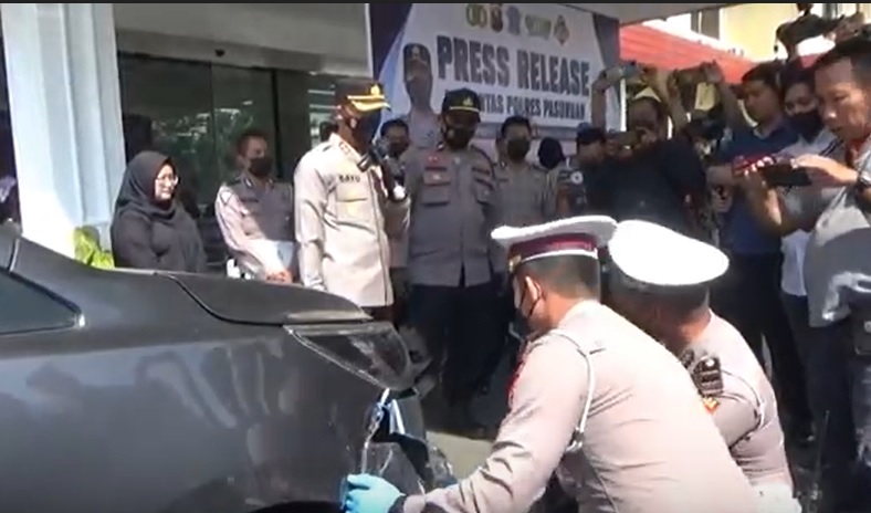 Polisi mencocokan pecahan mobil milik pelaku tabrak lari/metrotv