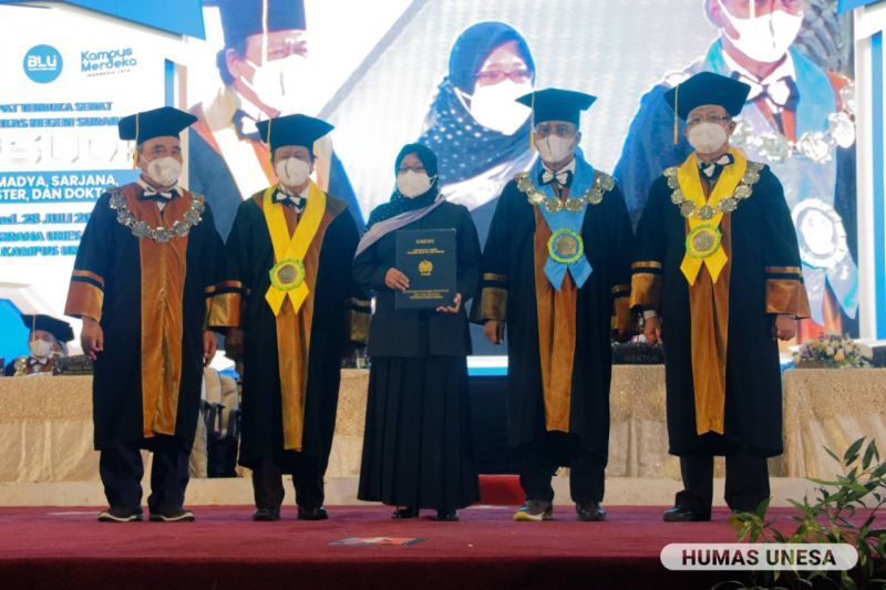 Mengharukan, Ibu Wakili Anaknya yang Meninggal di Wisuda Unesa