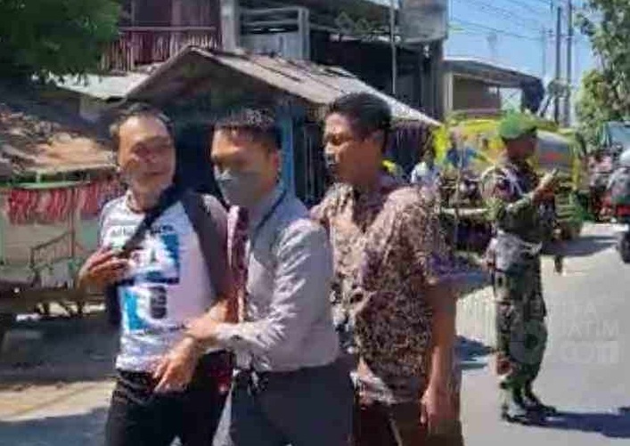 Tim Kejari Surabaya menangkap buronan kasus perzinaan/ist