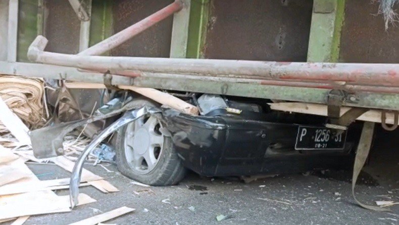 Truk Terguling Timpa Mobil di Jember, 3 Orang Tewas, 4 Terluka