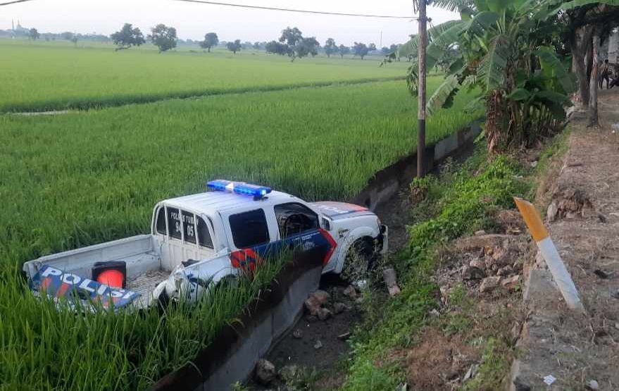 Kondisi mobil patroli terjun ke sawah usai dihantam truk di Tuban (Foto / Metro TV)