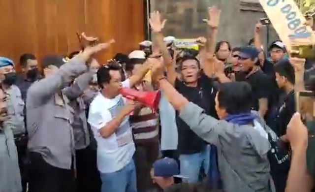 Ratusan warga Desa Rejowinangun, Kecamatan Kademangan, Kabupaten Blitar mendatangi padepokan Gus Samsuddin (Foto / Metro TV)