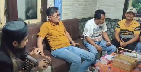 Gus Samsudin (kiri,red) tengah dimediasi petugas setelah didemo warga (Foto / Metro TV)