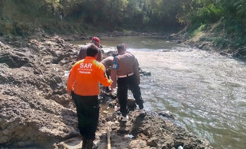 Petugas menyisir sungai brantas untuk mencari keberadan korban (Foto / Metro TV)