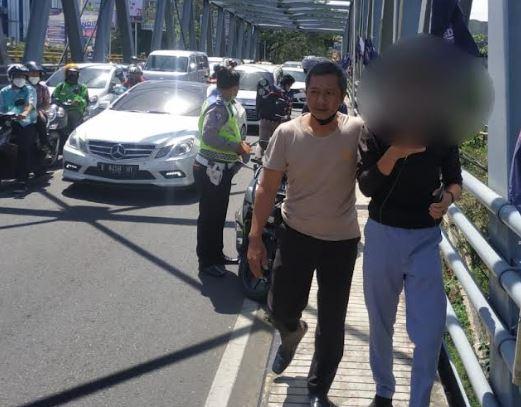 Pelajar SMK di Malang mencoba bunuh diri dengan cara melompat dari Jembatan (Foto / Metro TV)