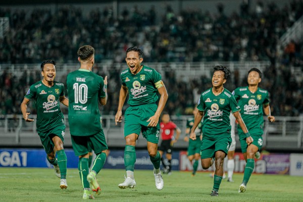 Lawan 10 Pemain Persita, Persebaya Raih Kemenangan Perdana