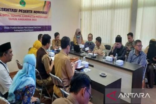Dinas Pemberdayaan Masyarakat dan Desa (DPMD) Pemkab Pamekasan saat menyampaikan penjelasan teknik tentang lomba desa tematik kepada para camat dan peserta lomba. (ANTARA/HO-Kominfo Pamekasan)