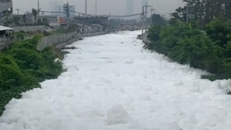 Sungai Kalimas dipenuhi busa yang diduga tercemar limbah (Foto / Metro TV)
