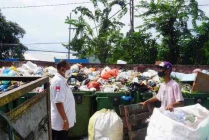 Arsip Foto - Wakil Wali Kota Surabaya Armuji saat ngobrol dengan pemulih di Tempat Penampungan Sementara (TPS) sampah di Kota Surabaya beberapa waktu lalu. (ANTARA/HO-Diskominfo Surabaya)