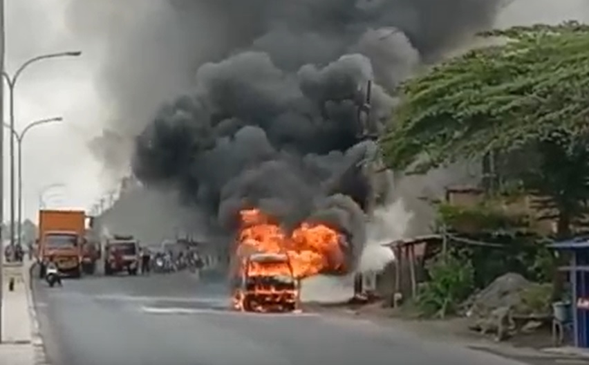 Mobil  terbakar di jalan arteri penghubung Madiun- Surabaya tepatnya Jalan Raya Mojoagung, Jombang/metrotv 