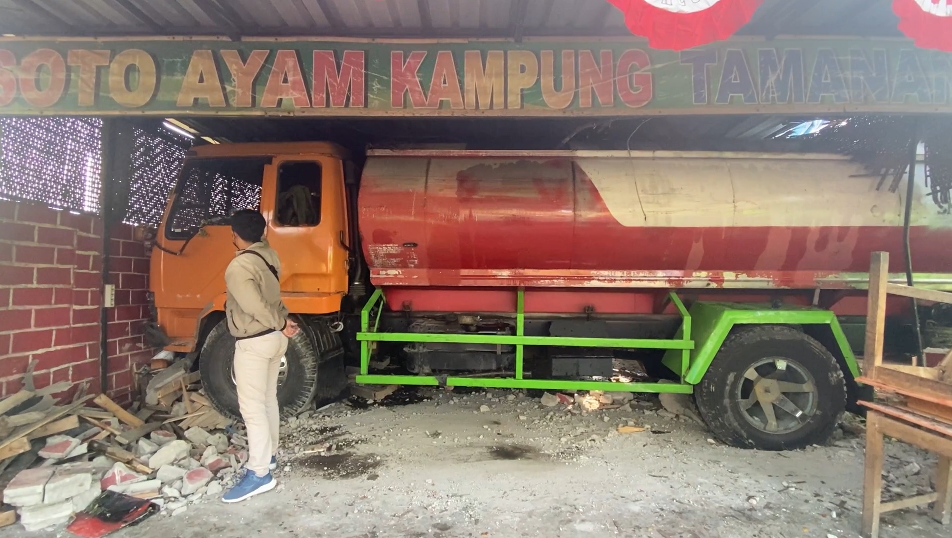 Truk tangki bermuatan minyak goreng curah menabrak warung soto di Desa Wonosari, Kecamatan Pagu, Kabupaten Kediri/metrotv 