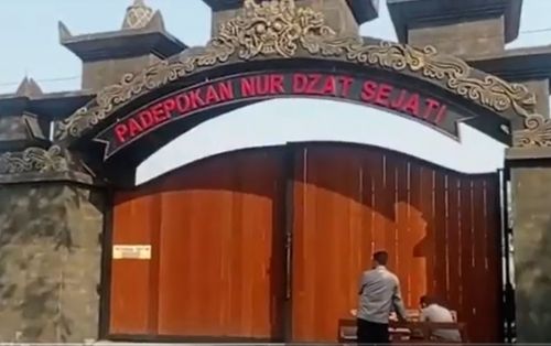 Sejumlah petugas gabungan berada di gerbang Padepokan Nur Zat Sejati milik  Samsudin (Foto /Metro TV)