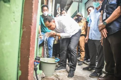 Arsip Foto - Wali Kota Surabaya Eri Cahyadi mencoba air PDAM usai peresmian master meter di Jalan Karangan gang 5, Kelurahan Sawunggaling, Kecamatan Wonokromo, Surabaya, Senin (30/5/2022). (ANTARA/HO-Diskominfo Surabaya)