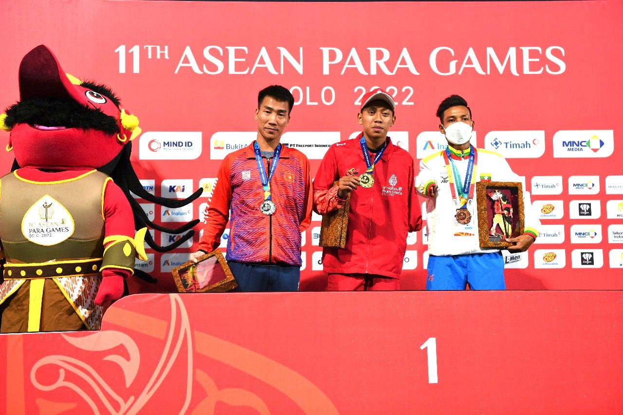 Atlet Jawa Timur (Jatim), Firza Faturahman Listianto (tengah)/unesa