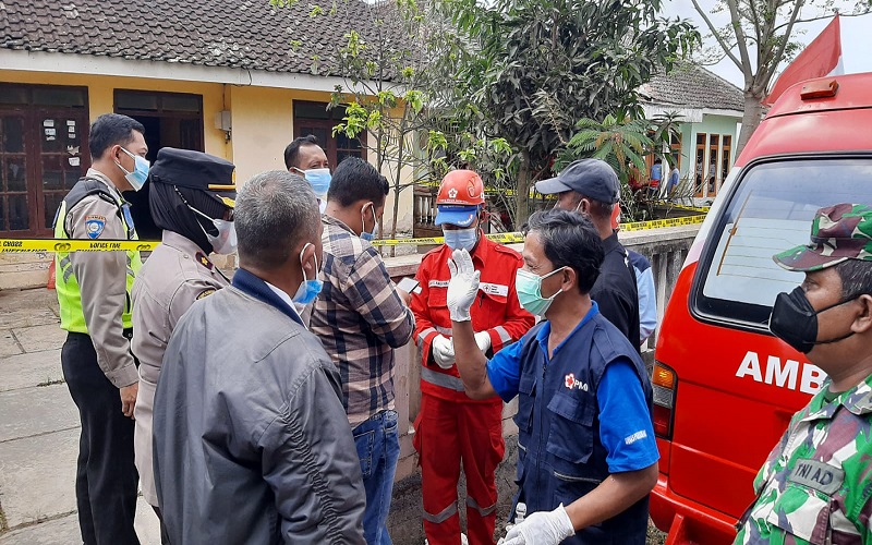 Proses evakuasi 2 mayat dalam satu rumah di Malang (Foto / Metro TV)