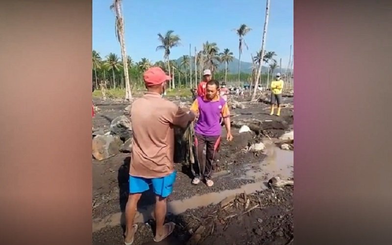 Keteguhan Seorang Ayah di Lumajang, 8 Bulan Menggali Pasir untuk Temukan Jasad Anak Korban Erupsi Semeru