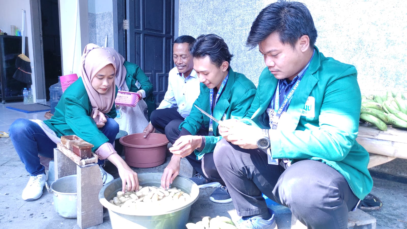 Mahasiswa Unusa Dampingi Petani Olah Pisang Jadi Keripik