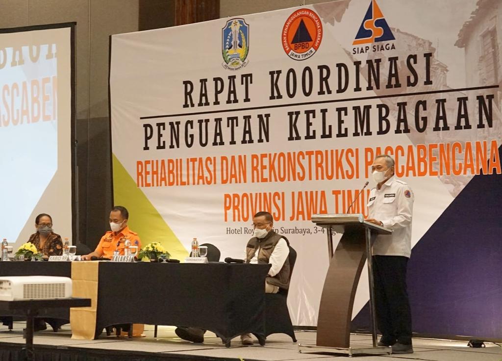  Kalaksa BPBD Jawa Timur Budi Santoso memimpin Pembukaan Rakor Penguatan Kelembagaan Rehabilitasi dan Rekonstruksi Pasca Bencana Provinsi Jatim (Foto / Hum)